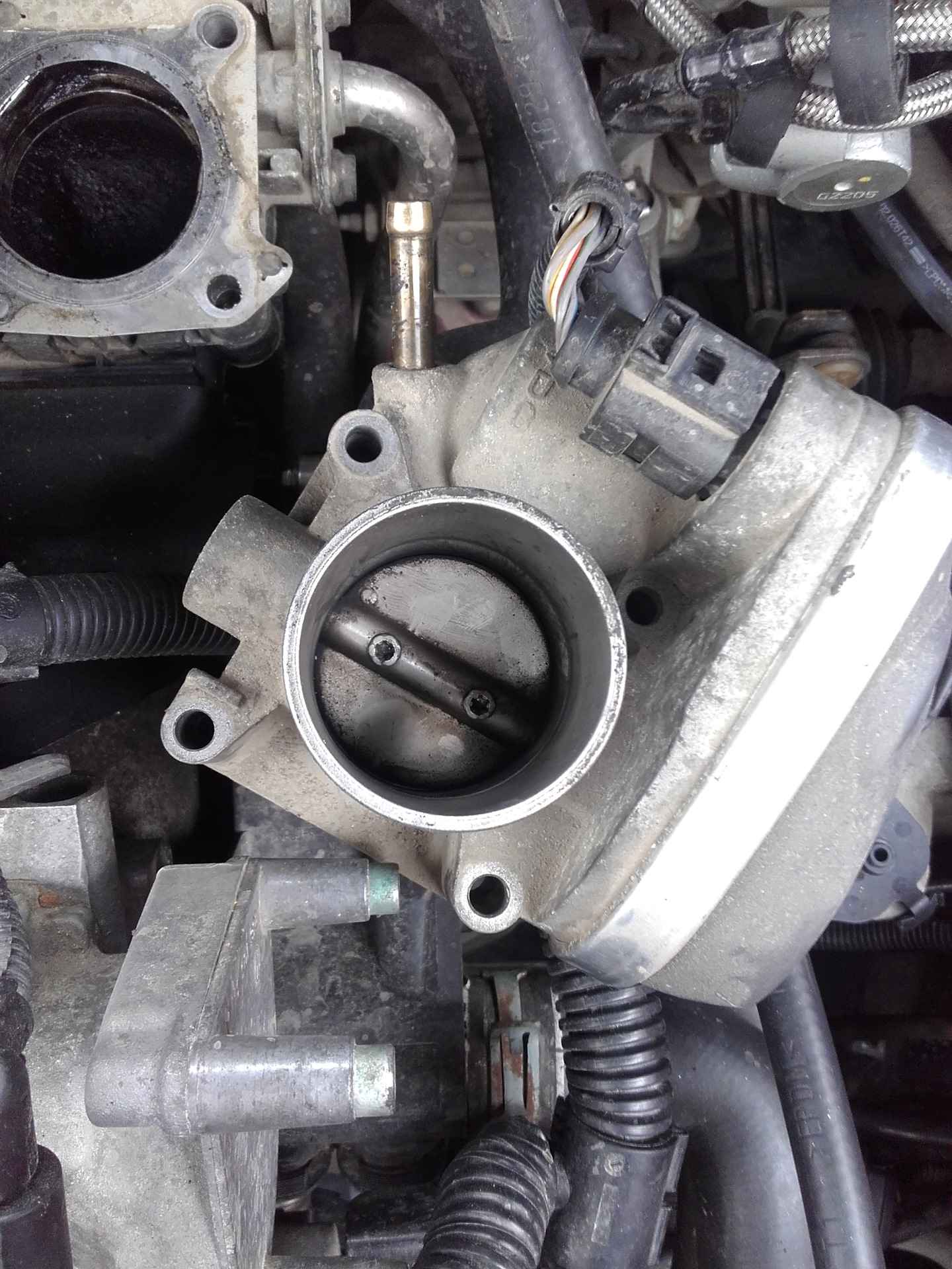 Чистка заслонки. Прокладка дроссельной заслонки субару xv 2011 года. Чистка заслонки дросселя. Дроссель заслонки тойота королла 150. Lf17 дроссель.