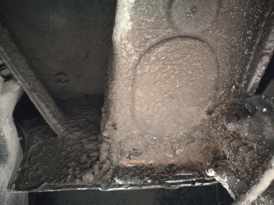 Ржавчина за задними колесами. — Lada Ларгус, 1,6 л, 2013 года ...