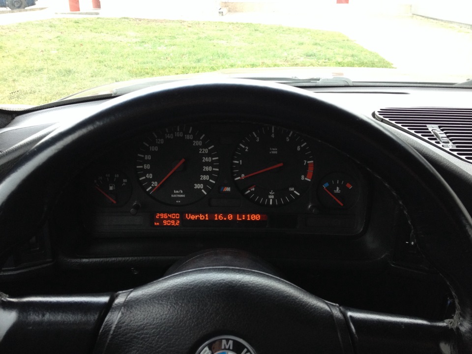 Photo from the logbook BMW 5 series (E34). Found on photo: 296400