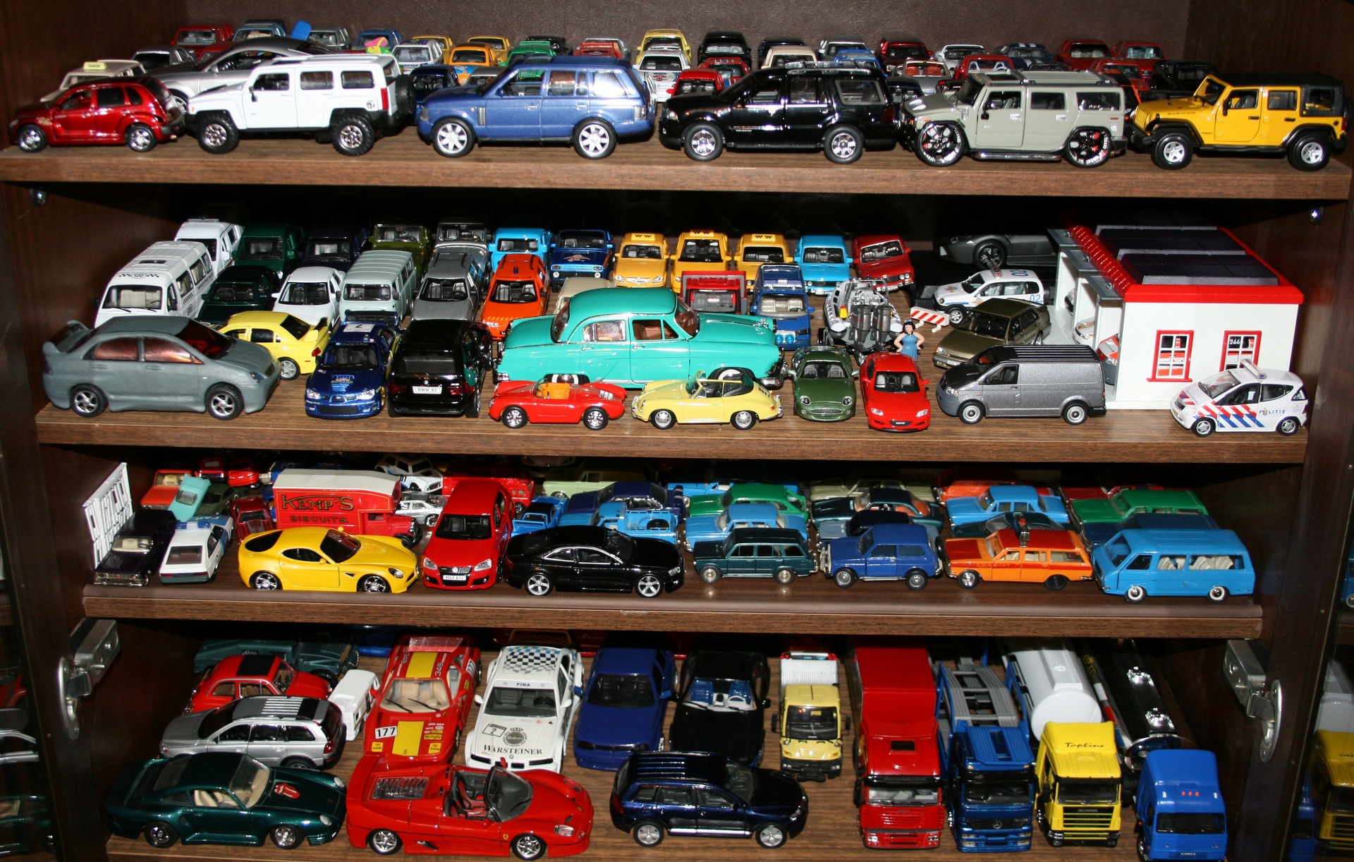 Где продают модели. Маленькие Игрушечные машинки. Коллекционные автомобили. Коллекция машинок. Коллекция игрушек автомобили.