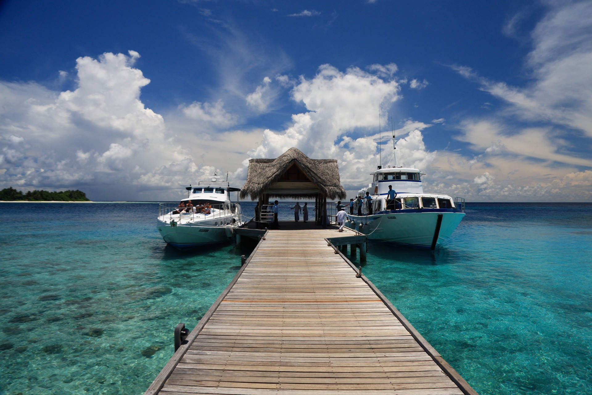 Boat island. Мальдивы причал. Мальдивы фото. Мальдивы Пристань. Яхта у причала.