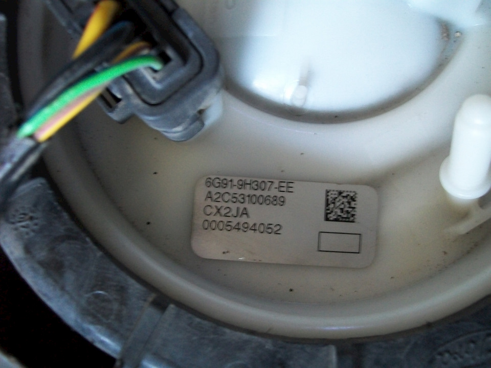 …шильдик… — Ford S-Max (1G). Запчасти на фото: 6G919H307EE