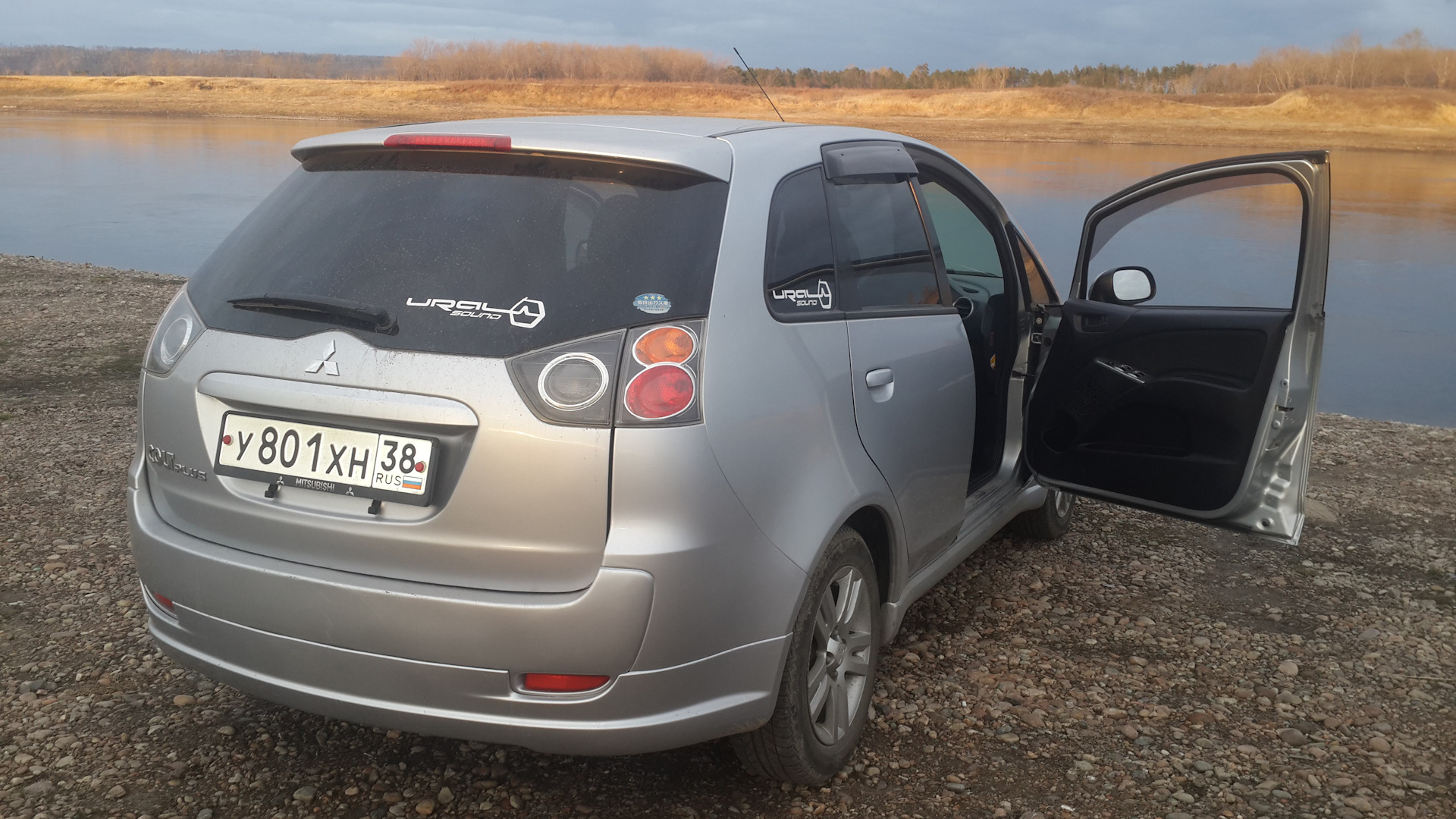 Mitsubishi colt plus. Спойлер Mitsubishi Colt Plus. Шторы Мицубиси Кольт плюс. Центральное отверстия Метсубиси Кольт плюс