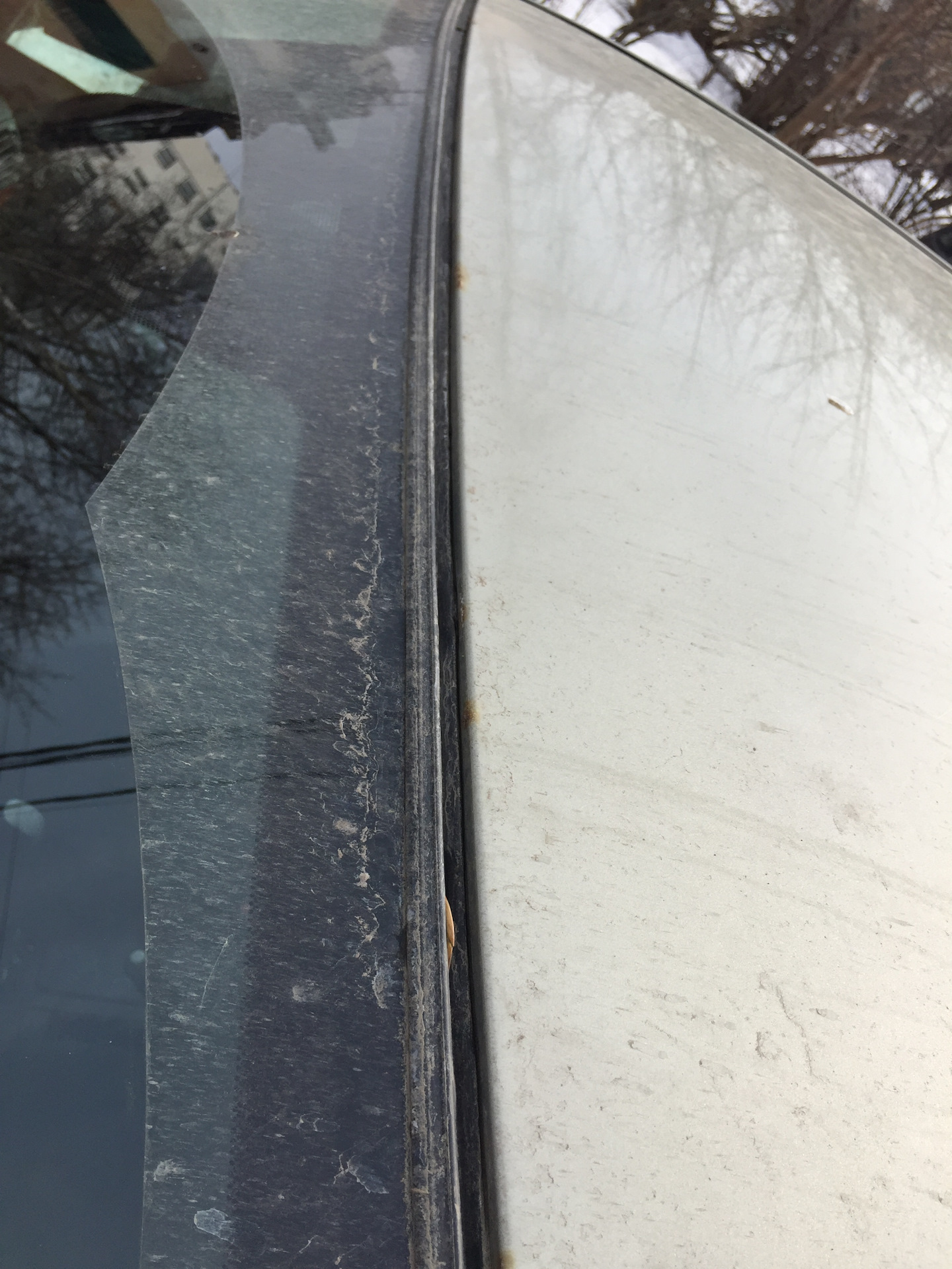 Защита кромки крыши над лобовым стеклом