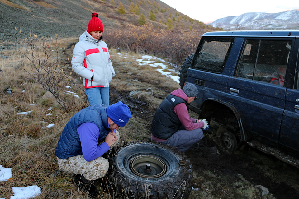 Мозговой штурм на тему Что Делать? Как Быть? Почему так? Ситуация не сказать что простая. Поломались в горах, на высоте, вдали от цивилизации, но недалеко от границы Монголии с Россией. Вот они настоящие Приключения — Toyota Land Cruiser 80