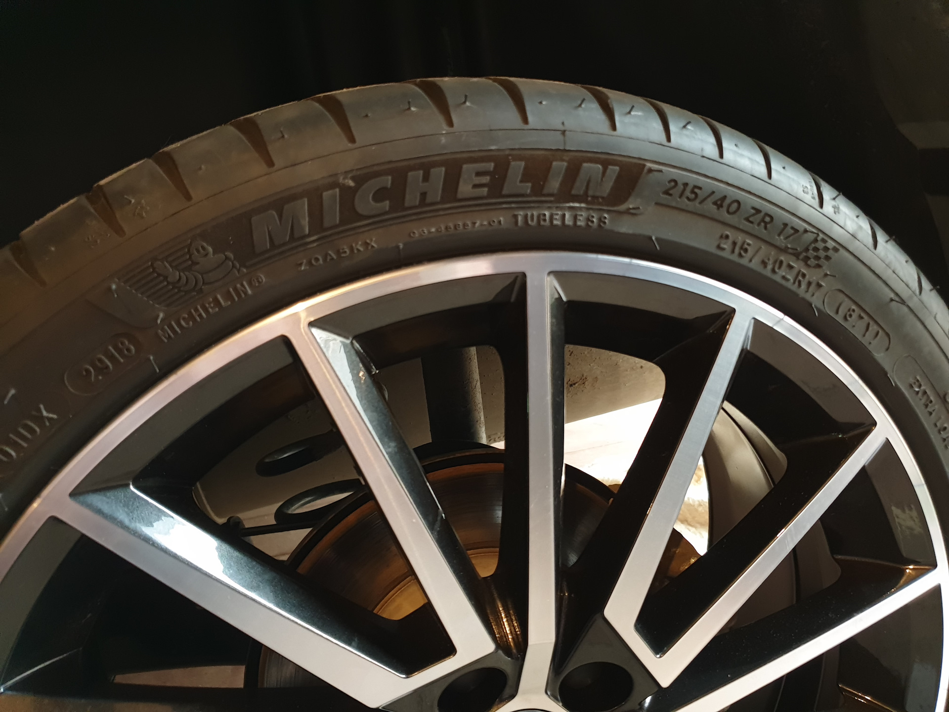 Мишлен пилот спорт 17. Michelin Pilot Sport 4 215/40 r17. 215/40 R17 Рапид. 215/40 R17 Skoda Rapid. Диски Torino r17.