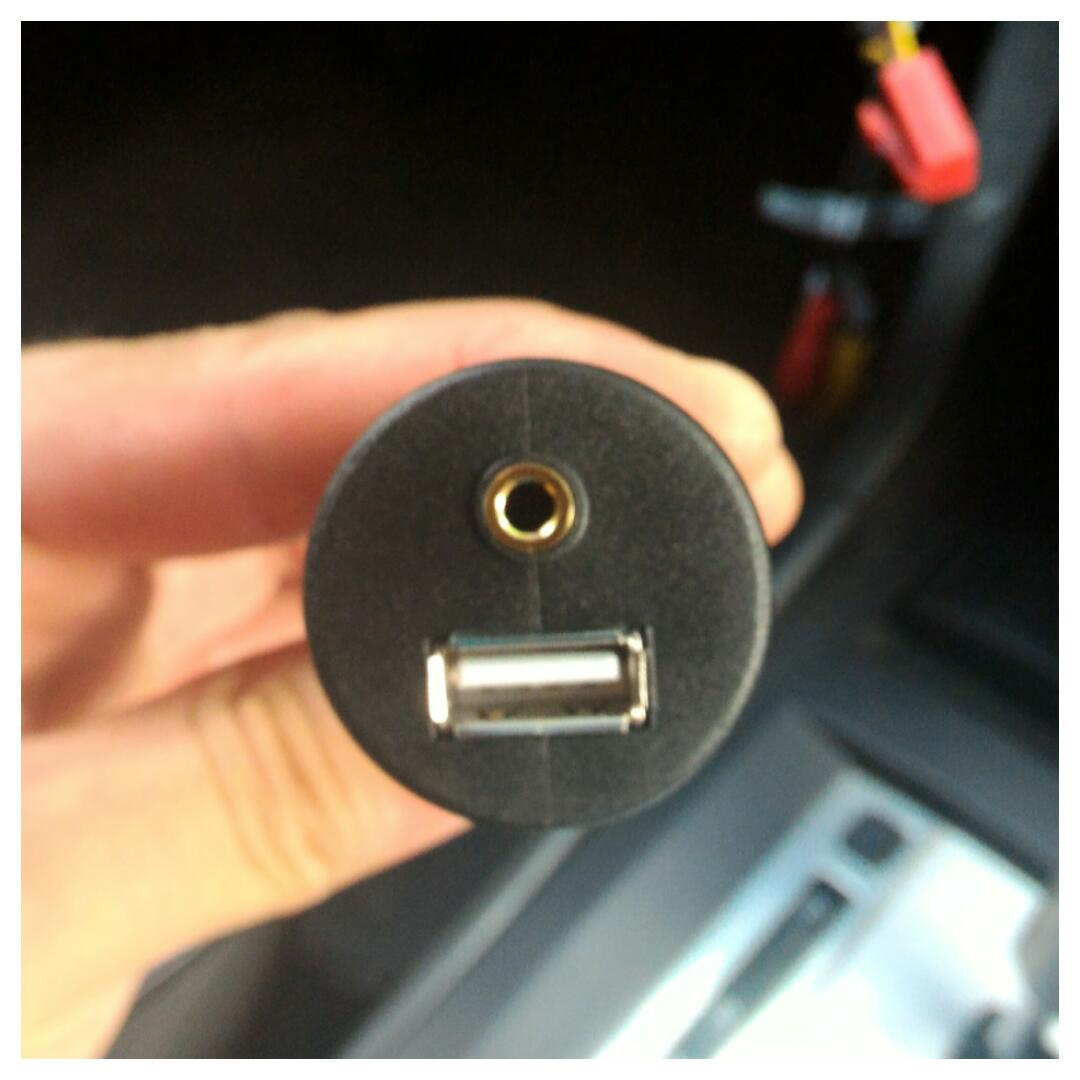 Лансер аукс. Lancer 10 USB розетка. USB розетка Mitsubishi. Аукс в Лансер 10 Рестайлинг. Розетка аукс в машину.