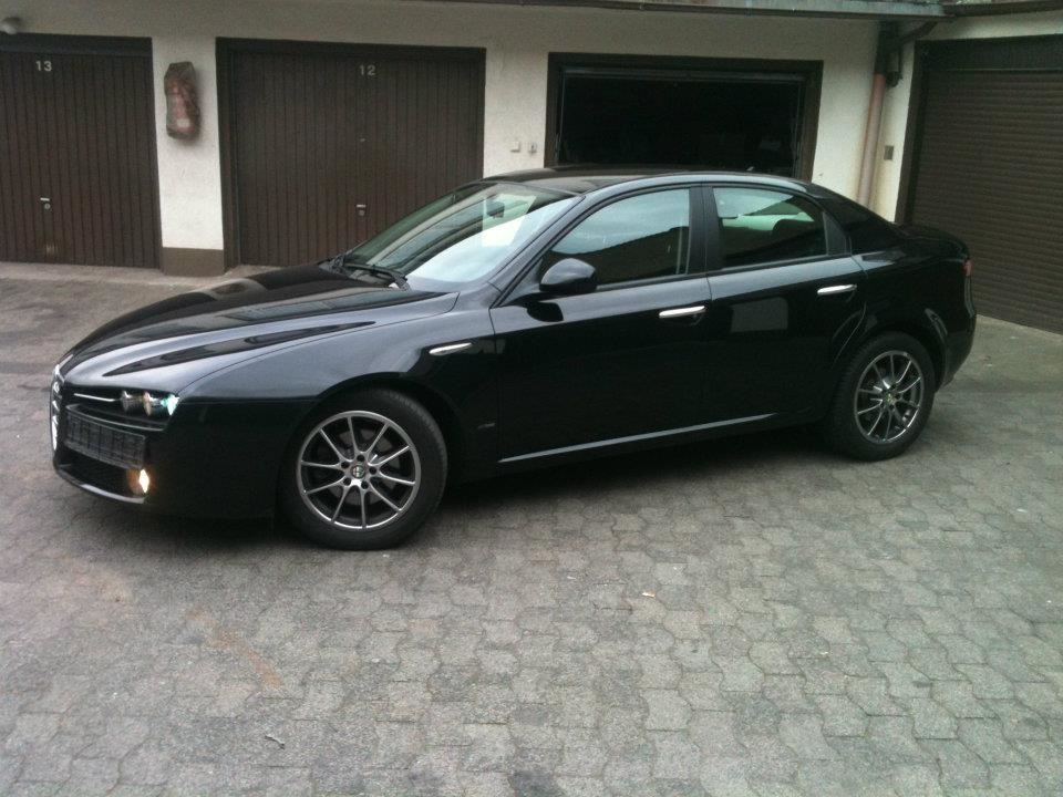 Альфа черного цвета. Alfa Romeo 159 Black pic. Альфа Ромео черный 90е.