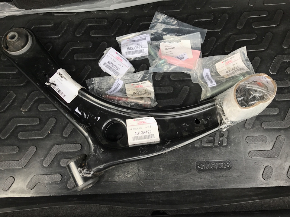 Замена левого рычага подвески колеса — Mitsubishi Lancer X, 2 л, 2008 ...