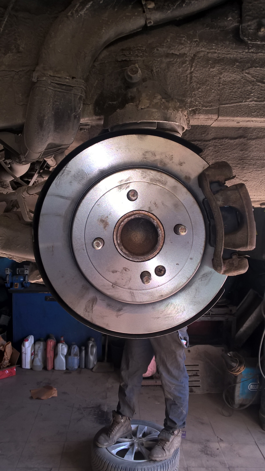 Замена задних тормозных дисков (TRW) — Hyundai Solaris Hatchback, 1,6 л ...