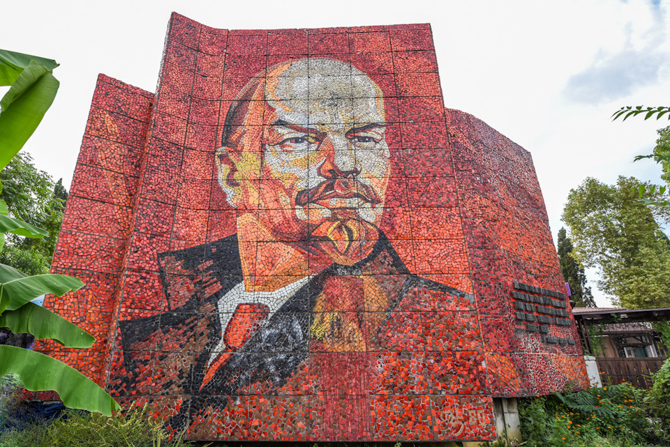 Перед входом на пляж вас встречает Владимир Ильич во всей своей красе! — Ford Explorer (5G)