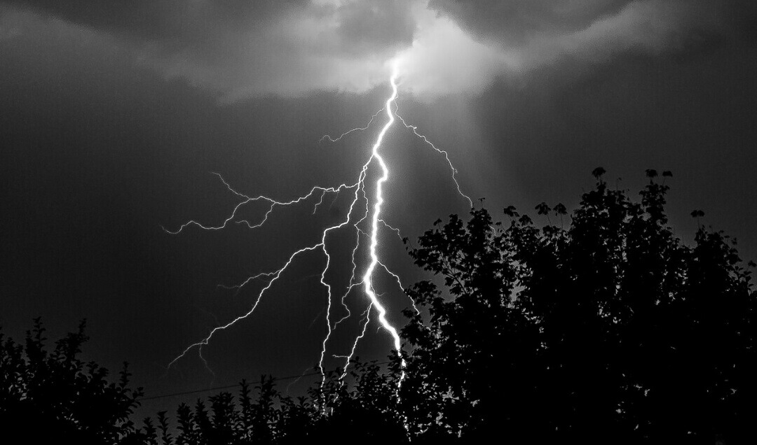 Небо гроза. Молния освещает. Гроза. Молния освещает. Гроза обои.