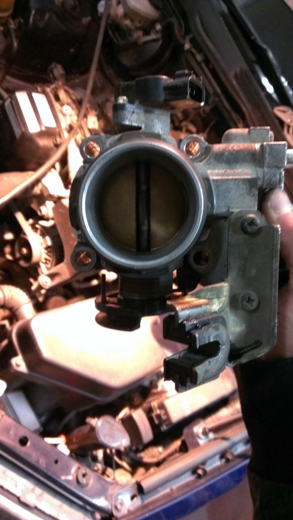 Прочистка дроссельной заслонки — Toyota Altezza, 2 л, 2000 года ...