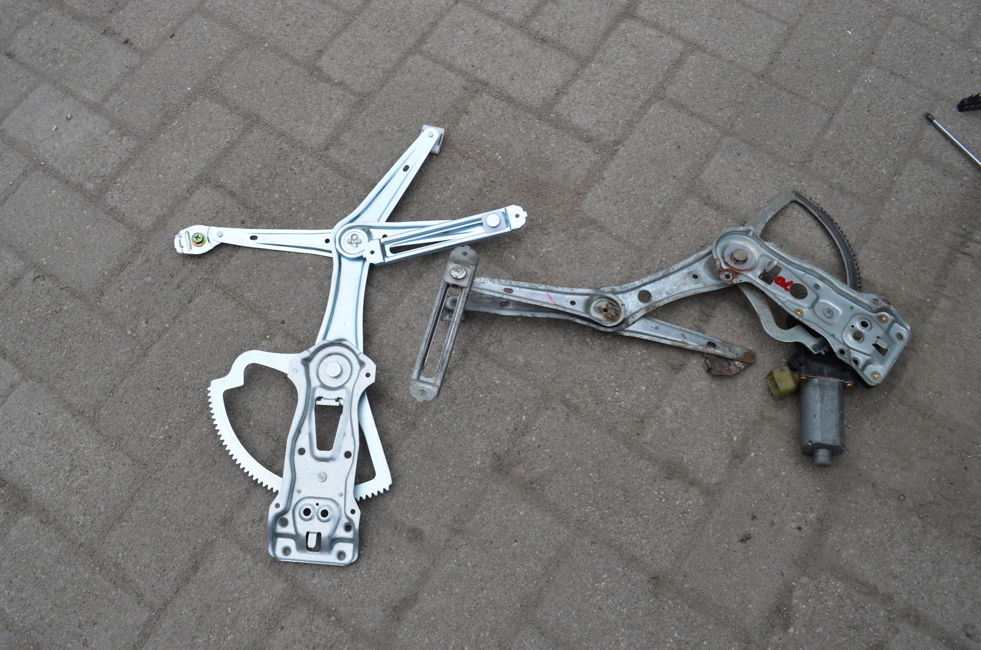 как снять стеклоподъемник мерседес. мерседес 210 задний стеклоподъемник. снятие стеклоподъемника мерседес 208. как снять стеклоподъемник мерседес. скрипит стеклоподъемник w220.