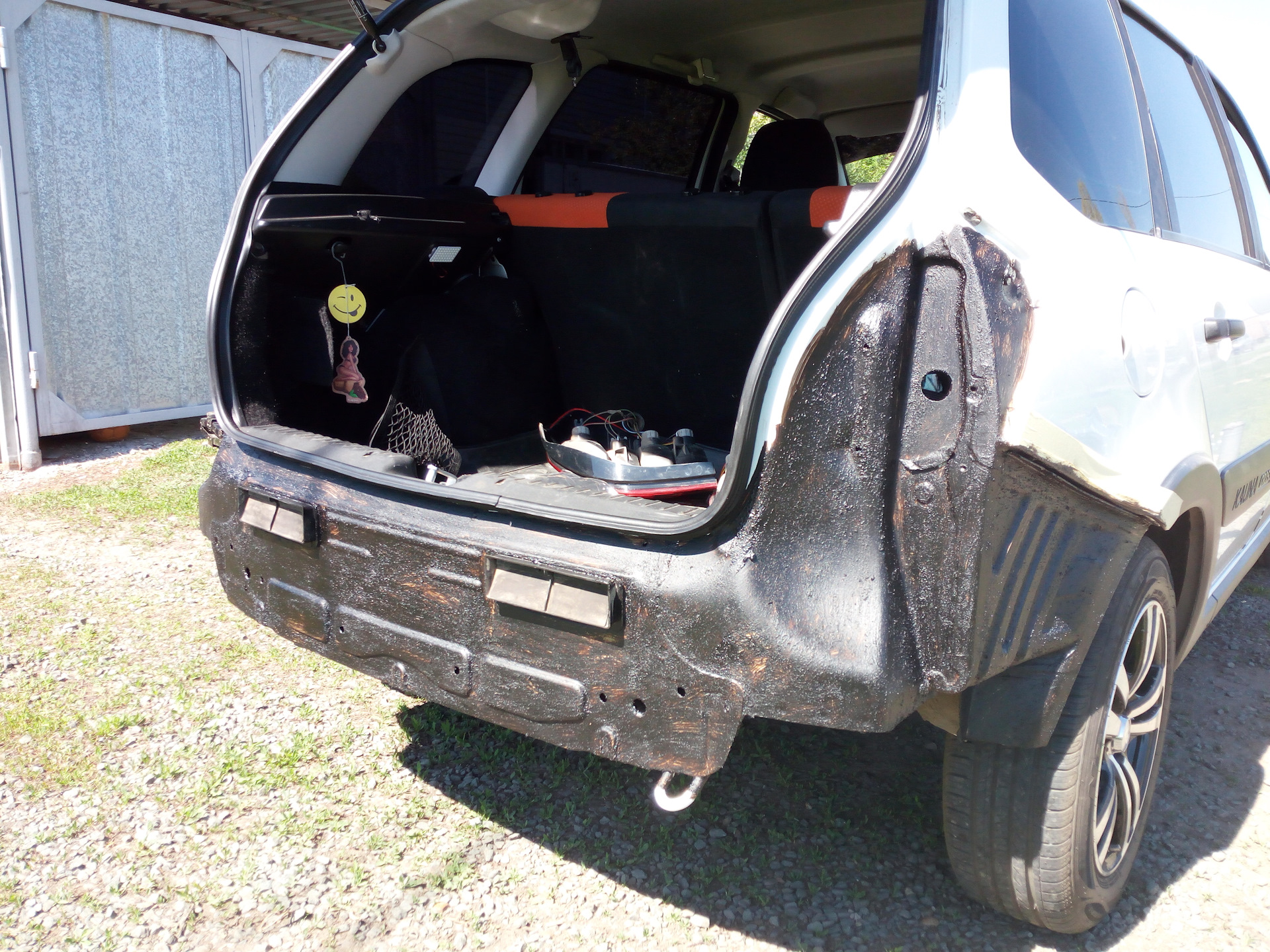 Антикор переда гранта фл. Задний фартук приора универсал. Клапан вентиляции багажника приора. Задние жабра под бампером. Калина 1 универсал без заднего бампера.