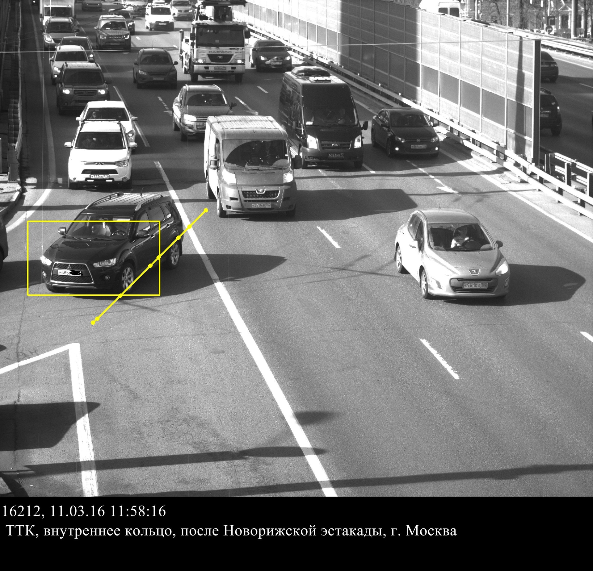 машина поворачивает. движение по полосам поворот направо с двух полос. поворот направо со второй полосы штраф. машины стоят на светофоре. штраф за полосу на поворот.