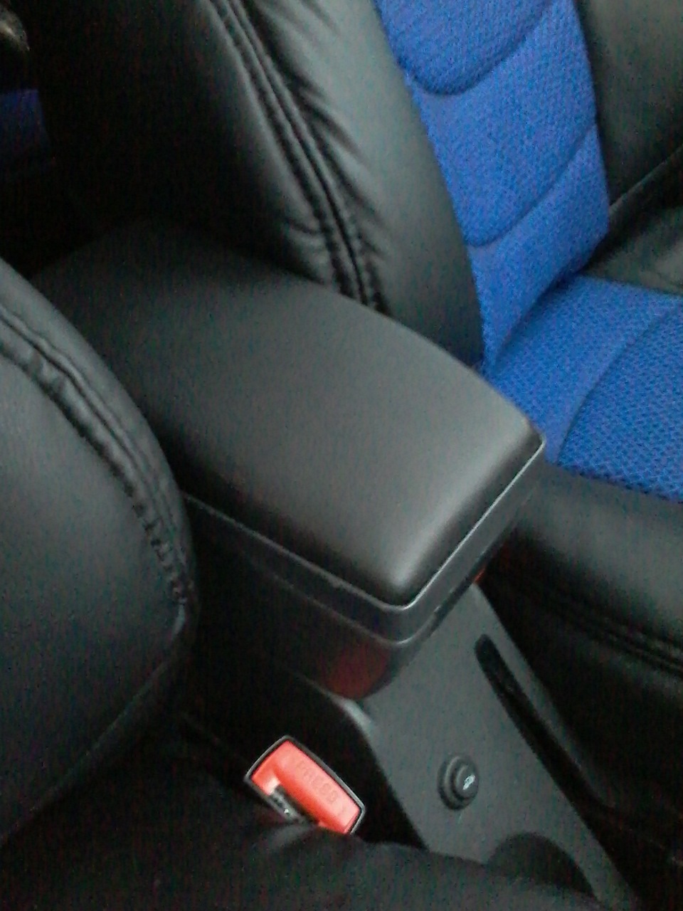 Подлокотник в кожзам — Lada Приора хэтчбек, 1,6 л, 2010 года | стайлинг ...