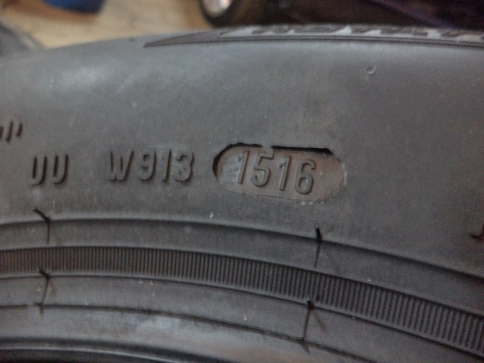 Как узнать дату выпуска шины. Дата выпуска резины Пирелли. 145/65 R15 как выглядит.