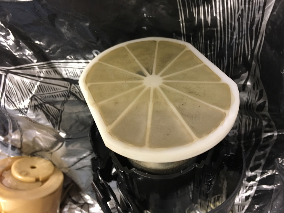 Смена топливного фильтра и очистка сетки на насосе — BMW 5 series (E34 ...