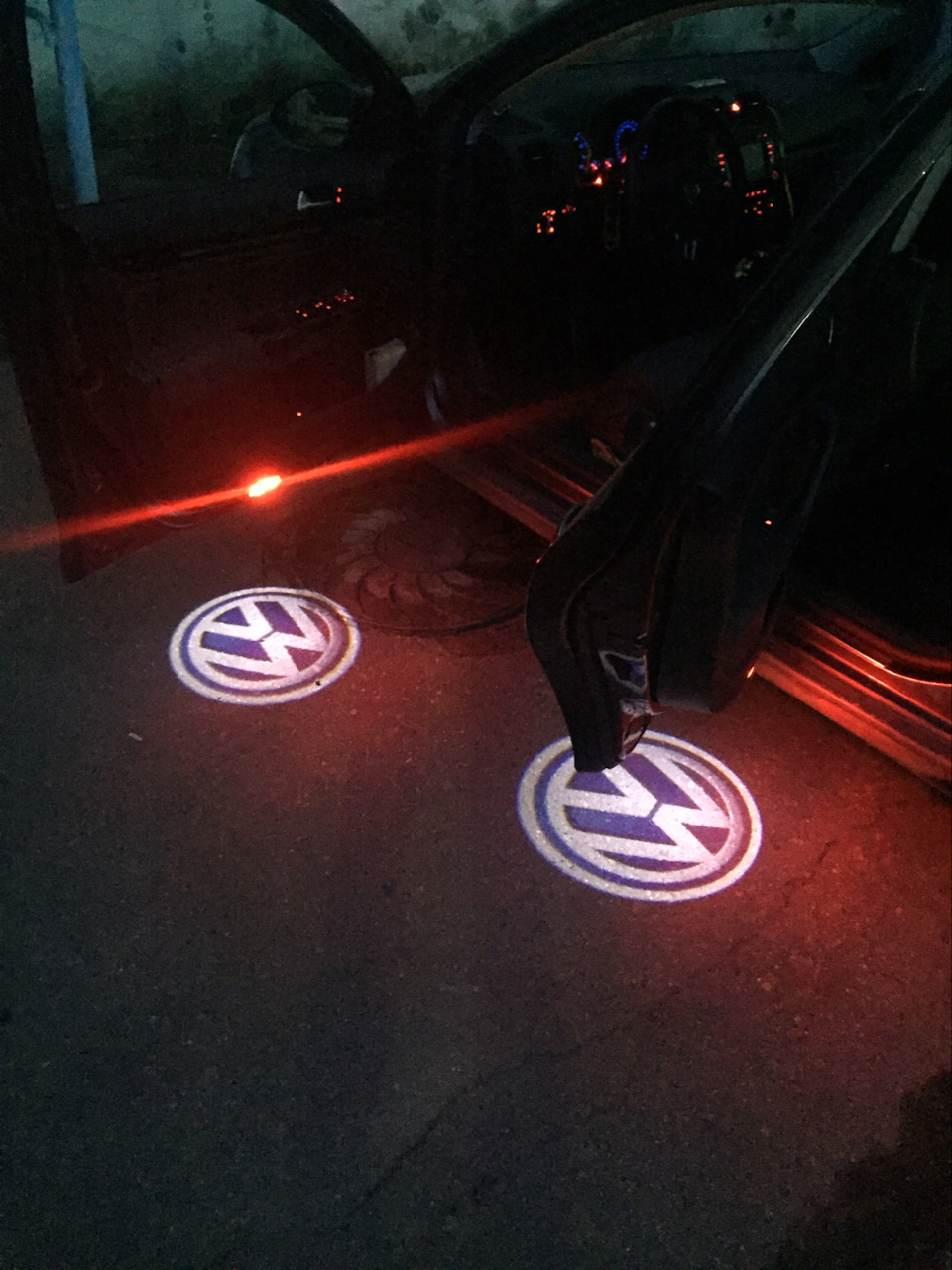 Подсветка околодверного пространства — Volkswagen Jetta V, 1,6 л, 2008 ...