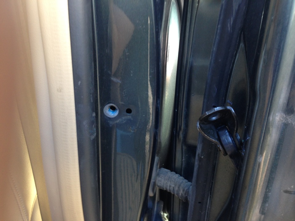 Королла 180 скрипит заднее стекло. Скрипят задние двери. Скрип дверей автомобиля. Скрипит задняя дверь прадо 150. Ограничитель двери багажника прадо 95.