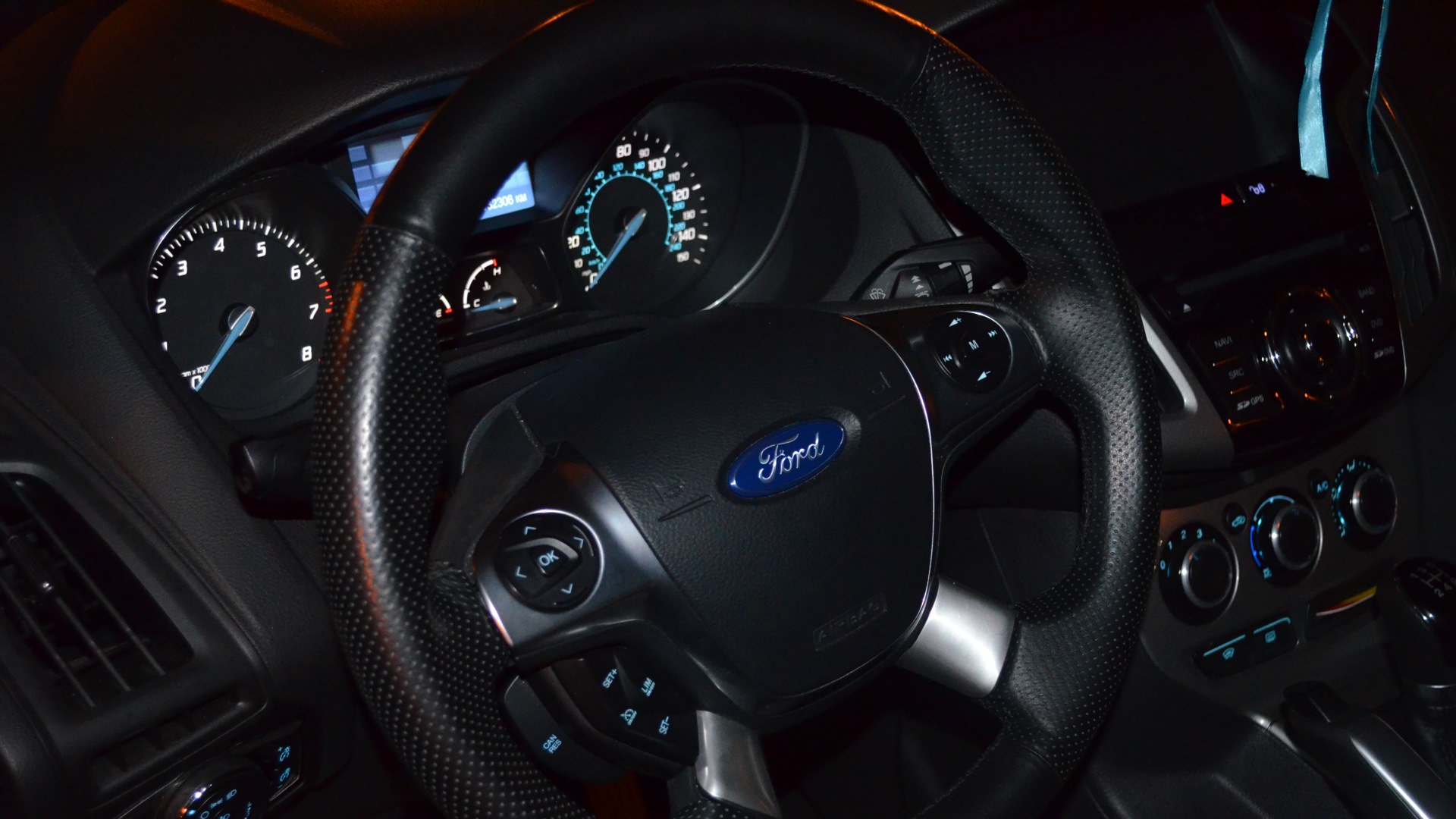 Руль форд фокус 3 рестайлинг рс. Кнопка подогрева руля форд фокус 2. Кнопка подогрева руля форд фокус 2. За рулем форд фокус 3. Подогрев руля форд фокус 2.