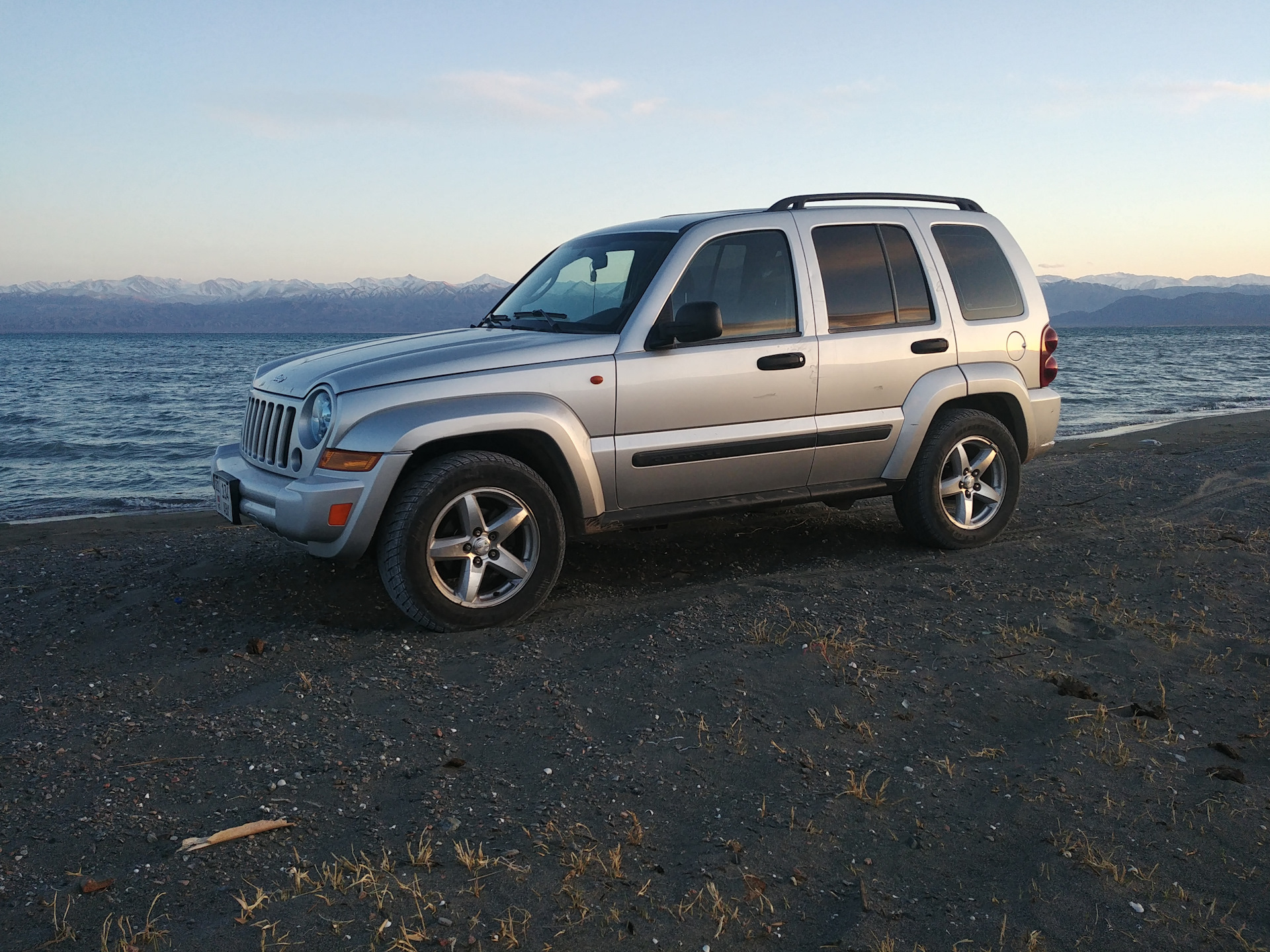 Jeep liberty 2007. Джип машина в Кыргызстане. Большой внедорожник с малым расходом топлива. Мини внедорожник с малым расходом топлива отзывы.