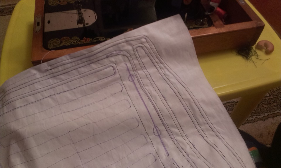 В первые элементы провод вшивался сразу, но удобнее просто сшить ткань, потом провод при помощи проволоки протянуть — KIA Ceed (1G)