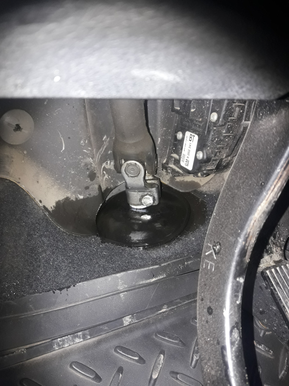 Течь сальника вала рулевой рейки — Opel Zafira A, 2,2 л, 2002 года ...