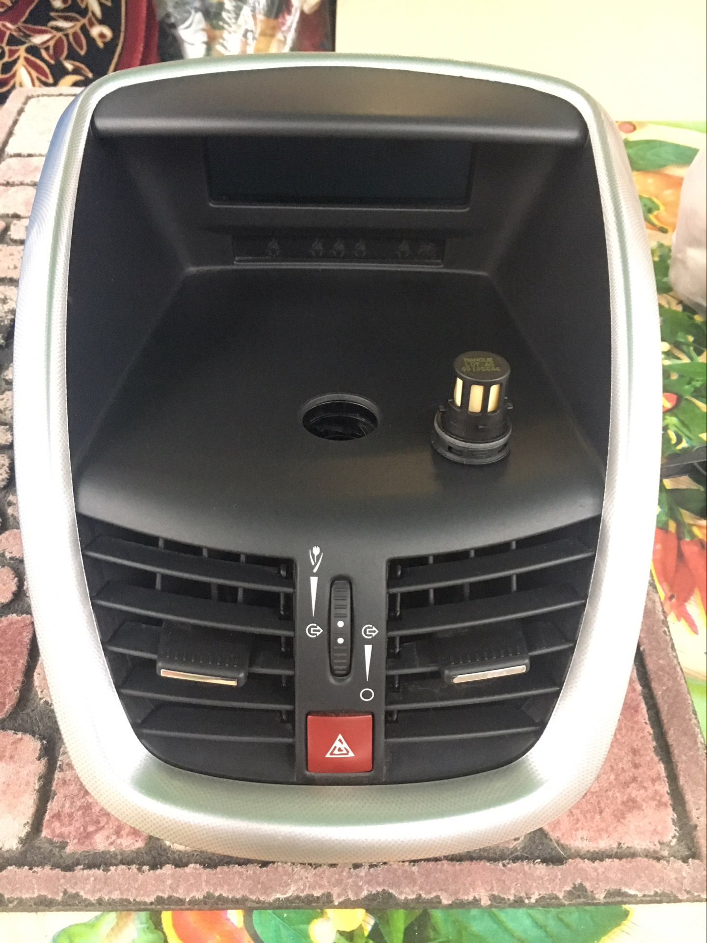 Панель воздухозаборника на Пежо 207 — Peugeot 207, 1,4 л, 2006 года ...