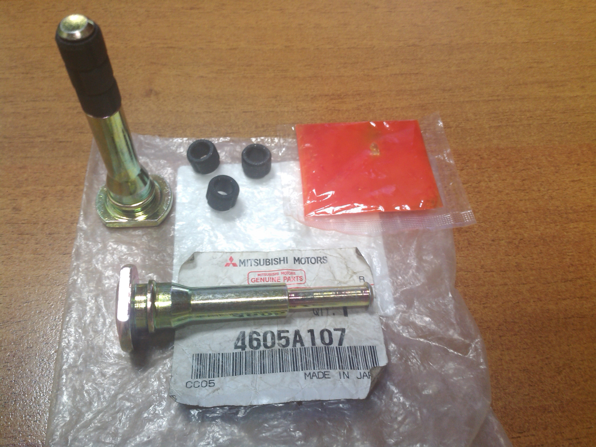 Суппорта mitsubishi lancer 10 направляющие. Направляющие суппорта лансер 10. Направляющие суппорта митсубиси лансер 10. Направляющая суппорта мицубиси лансер 10. Направляющие суппорта лансер.