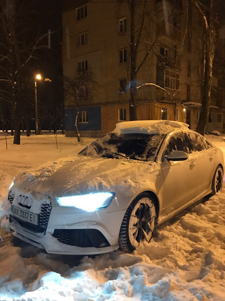 Автомобиль зимой ночью