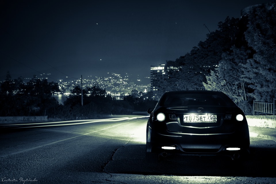 Машина песня на ночь. Машина ночью. Черная машина в ночном городе. Машина едет в темноте. Черное авто ночью.