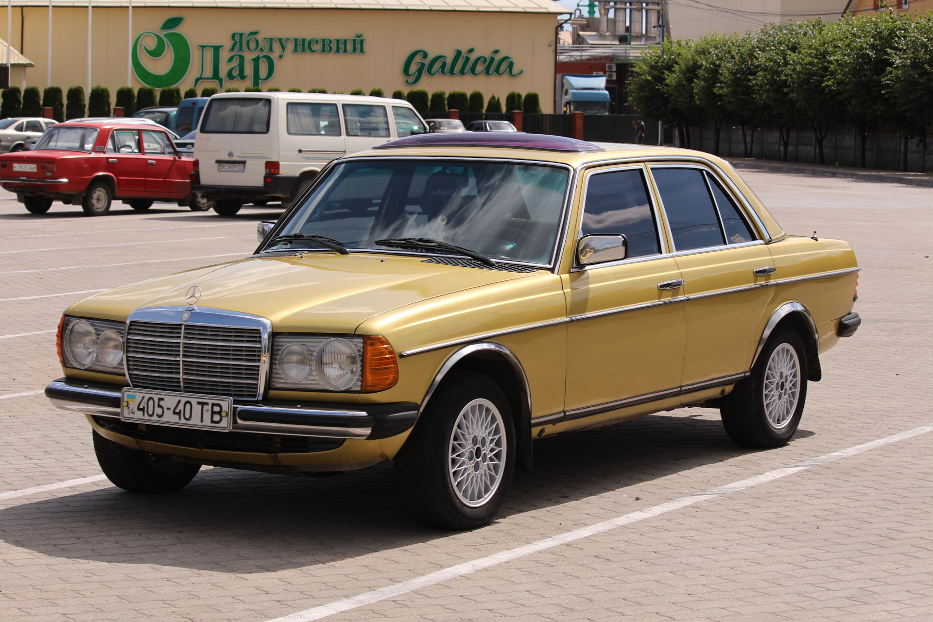 Год выпуска фото. 1980 Mercedes-Benz w123. Мерседес w123 1980. Мерседес w123 1990. 123 Мерседес 1980.