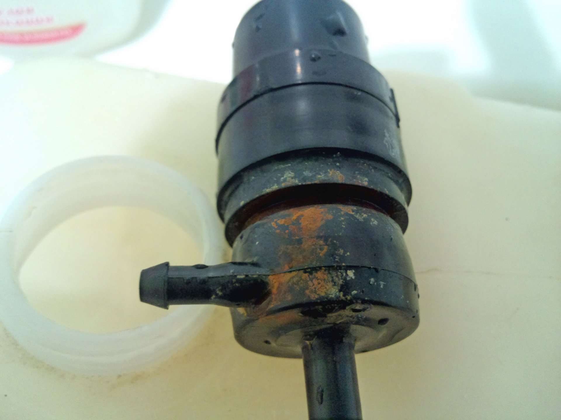 Мотор бачка омывателя ваз 2110. Моторчик омывателя ваз 2114. Моторчик омывателя ваз 2110. Моторчик стеклоомывателя ваз 2114. Мотор омывателя ваз 2110,2114, 2170.