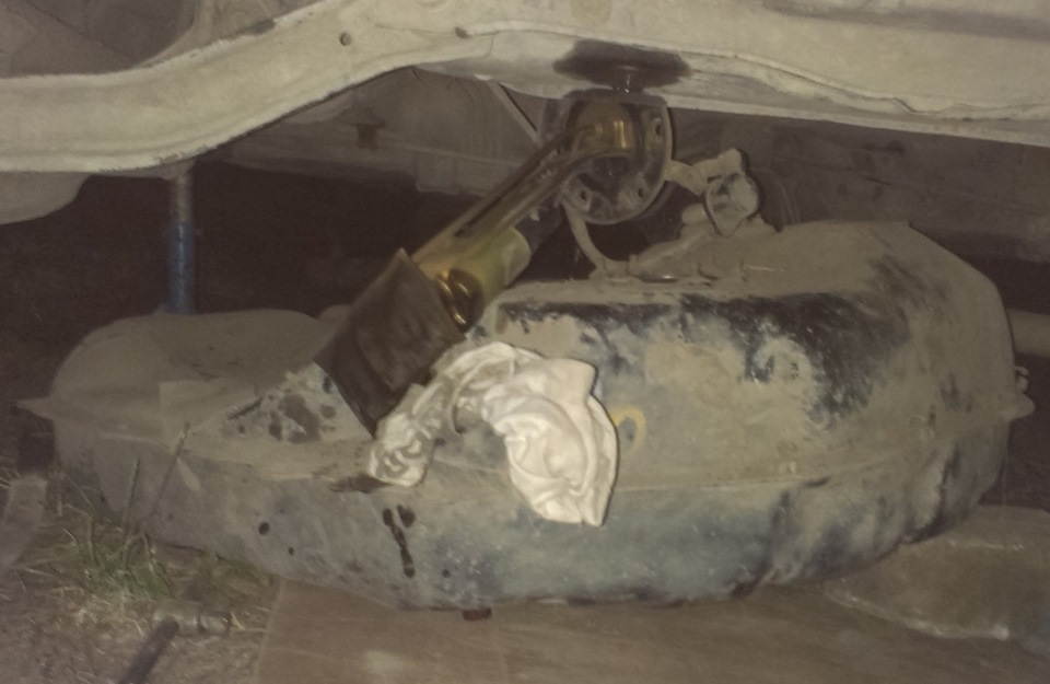 Где находится бензонасос хонда аккорд 6