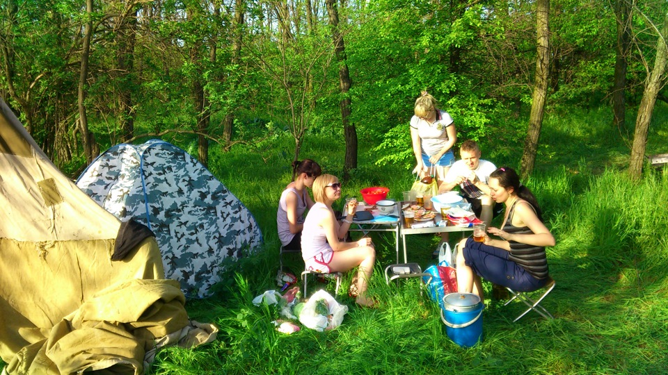 Отдохнуть на майские праздники недорого. Фото майские праздники на природе. Майские праздники рыбалка. Фото Янукович у палатки с пивом в руках.