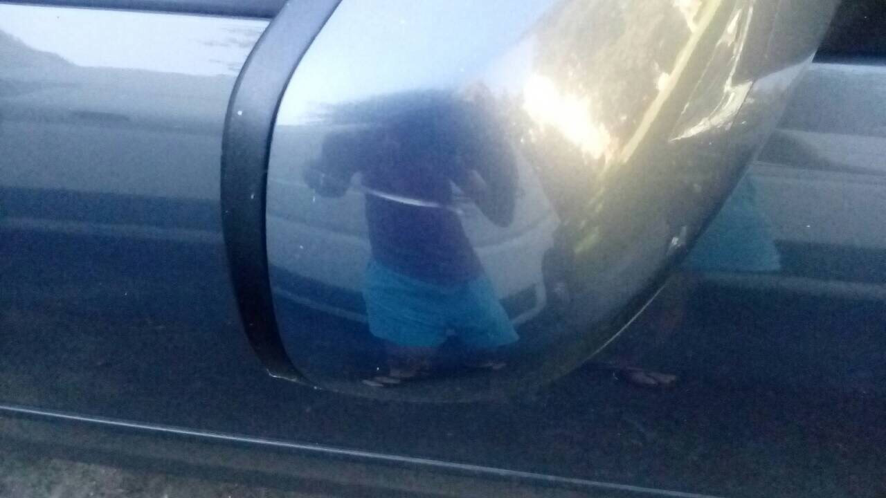 Царапина на зеркале фото. Царапины на зеркале телескопа. Царапины на авто. Задел. Задела зеркалом машину и уехала.