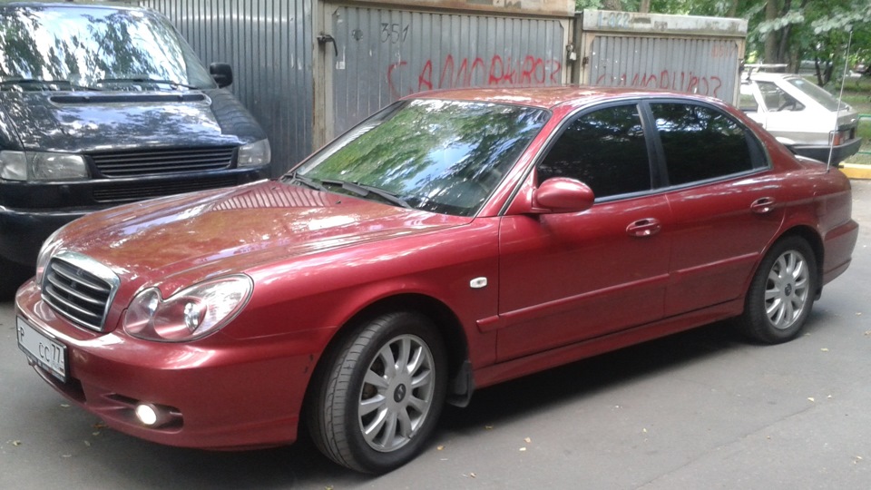Hyundai Sonata EF С красными габаритами. Хендай Соната малиновая 5. Малиновая Соната. Соната ТАГАЗ цвет краски автомобиля. Купить сонату с пробегом на авито