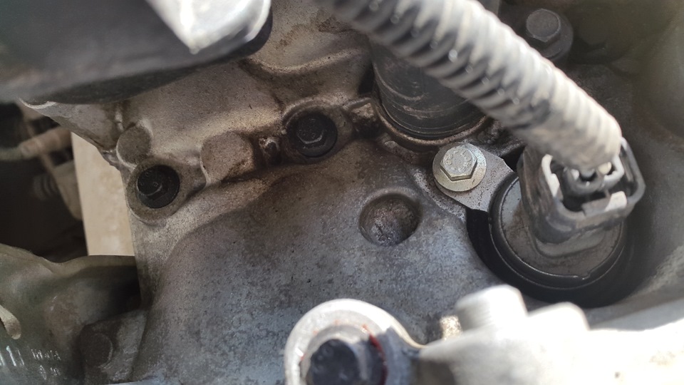 Масло на клапанной крышке — Renault Megane III, 1,6 л, 2014 года ...