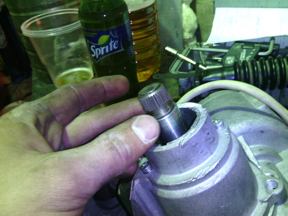 Привариваем заранее отрезанный кусочек со шлицами — Audi 80 (B3)