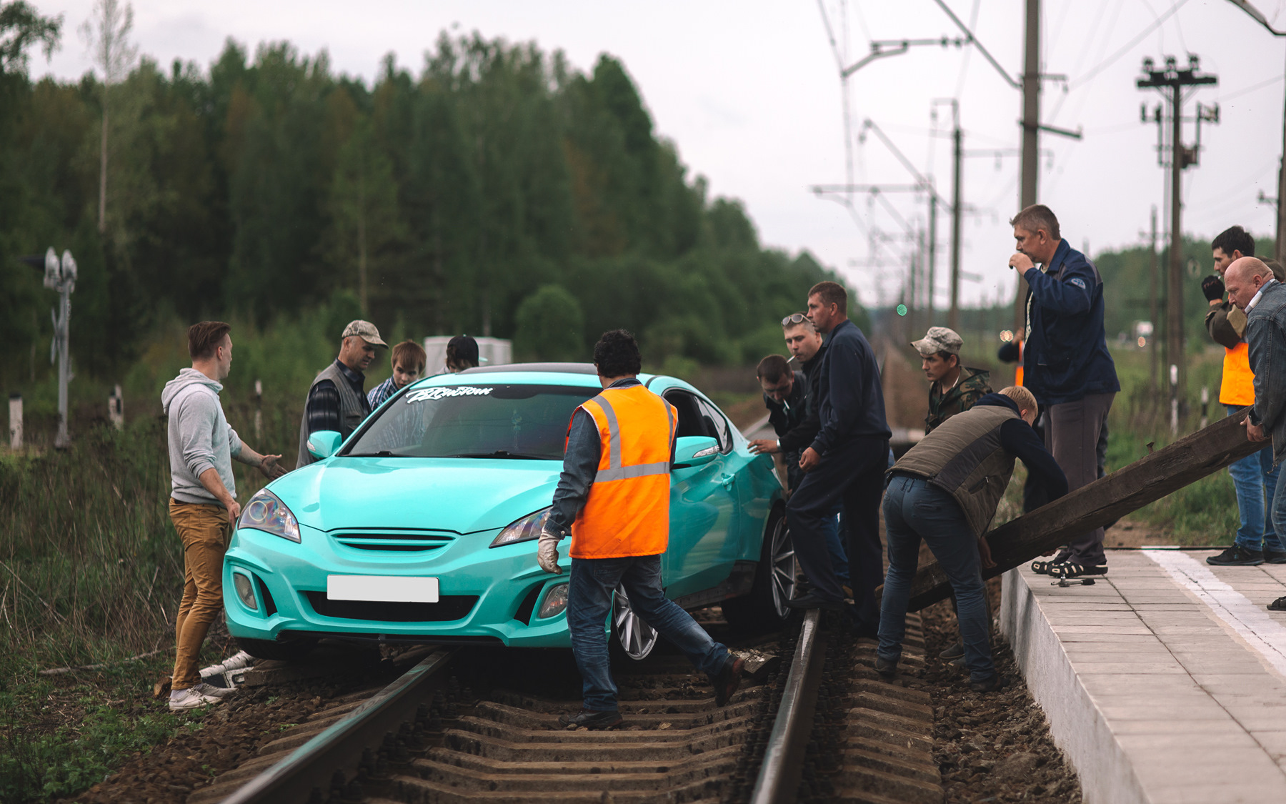 Авто рельсы. Автомобиль на рельсах. Машинки на рельсах. Рельсы на машину. Заезженные авто.