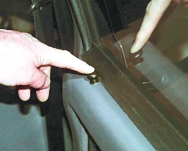 ВАЗ-2115 Самара 1997-2012: Снятие и установка ограничителя открытия двери (Кузов