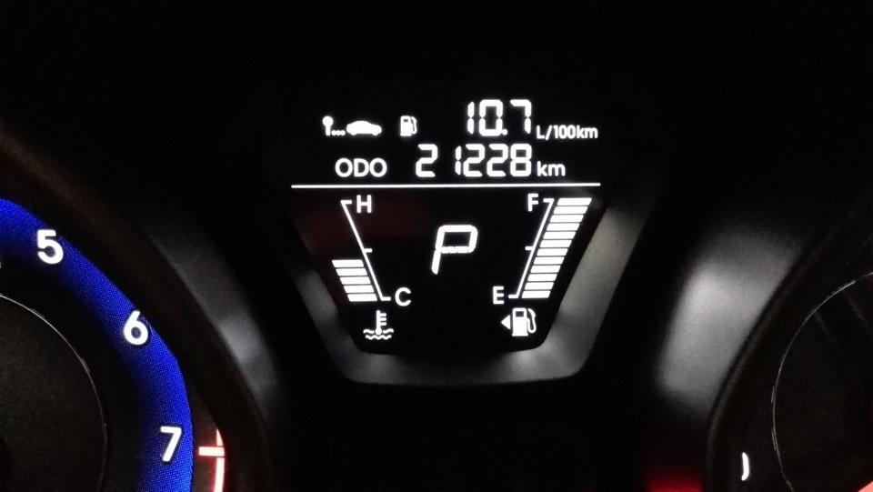 Стрелка топливного бака. Индикатор бензина в хёндай Солярис 2012 года. Индикатор полного бака. Полный бак бензина. Полный бак бензина на спидометре.