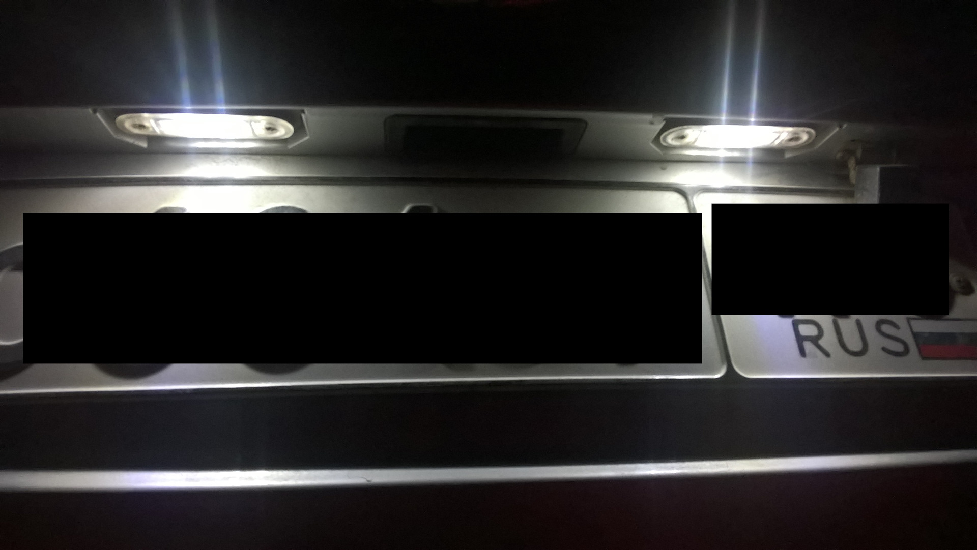 Подсветку накладки багажника. Накладка подсветки номера Ford s-Max 2010. Форд фокус 2 Рестайлинг кнопка багажника и подсветка номера. Крышка багажника подсветка номерного знака Логан 2. Планка багажника с подсветкой номерного знака qx4 Infiniti.