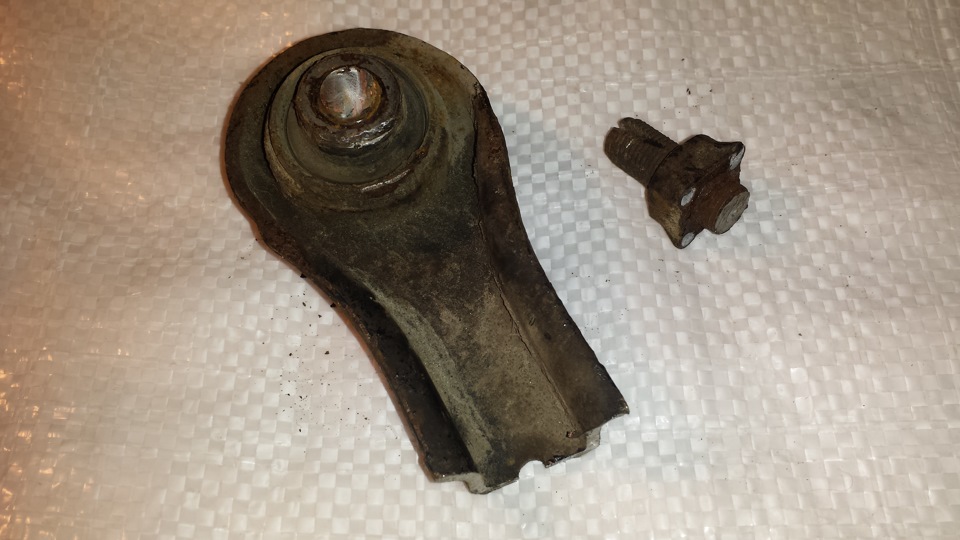 Короткие развальные рычаги, крепление в продольном рычаге и развальные болты придется в 99% случаев обновлять — Mitsubishi Lancer X