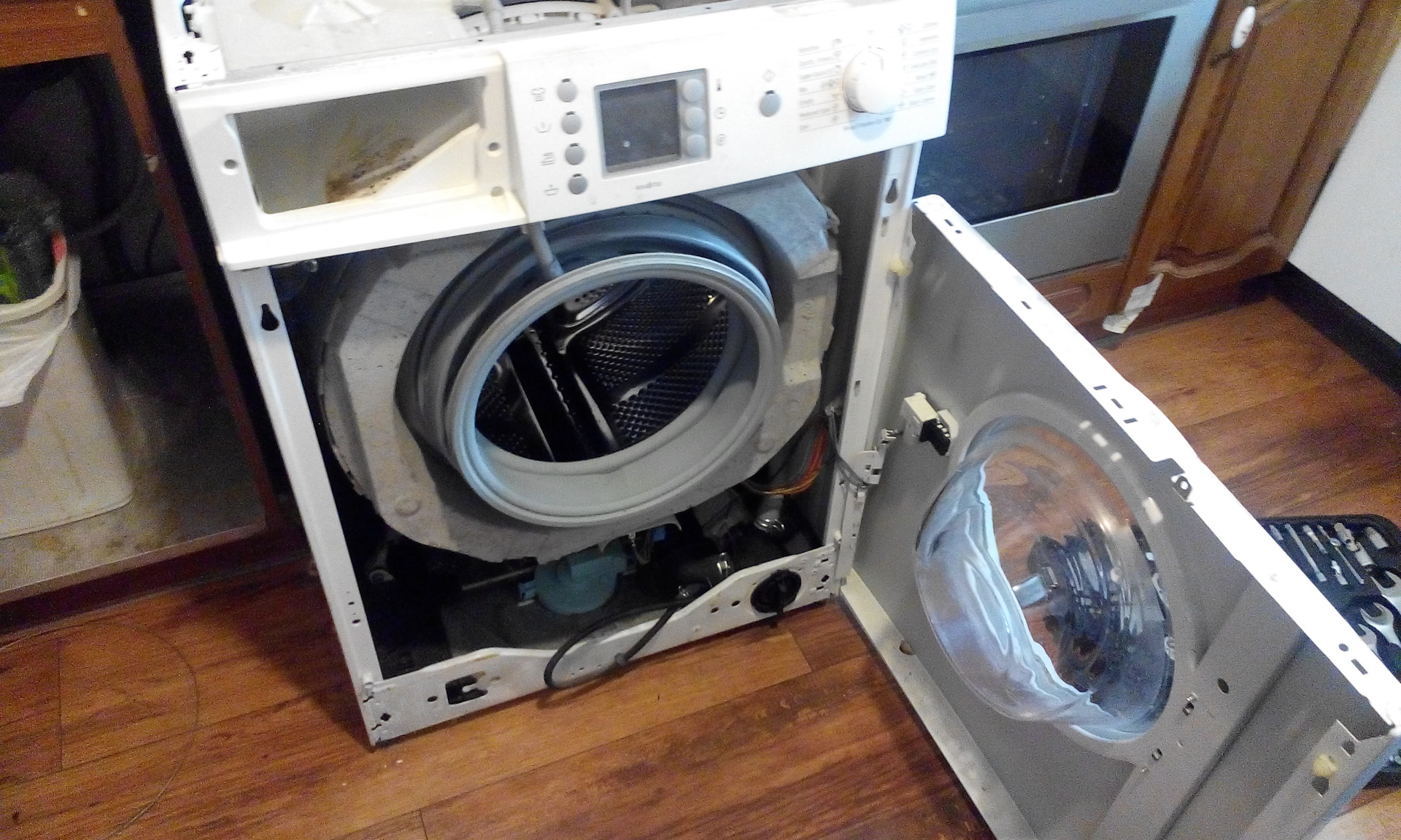 Разбитые стиральные машины. Сломанная стиральная машинка. Разобранная стиральная машина. Поломанная стиральная машина. Разбитая стиральная машина.