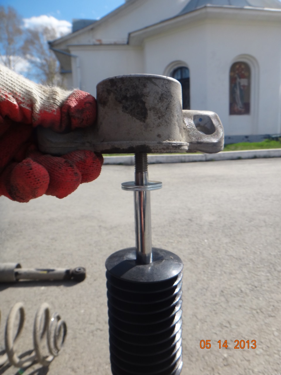 незабываем чтоб на новом аморте был одет отбойник пыльник и железное кольцо(все новое и все идет в комплекте) сверху ставим опору и закручиваем ее к штоку — Chevrolet Cruze (1G)