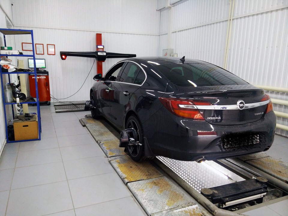 Развал опель. Сход развал Опель Инсигния. Сход развал Opel Insignia. Opel Insignia в автосервисе. Опель Инсигния в автосервисе