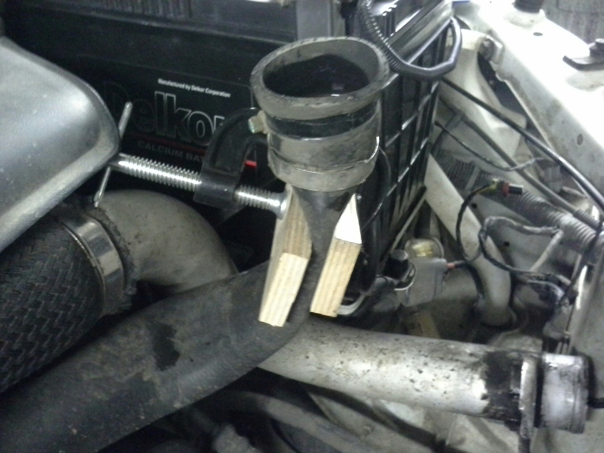 5. пережать верхний патрубок радиатора. сжало патрубок радиатора. D5wz eberspacher патрубки. патрубки печки 5wz fe.